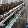 Etiketování pivních lahví před plněním v Rodinném pivovaru Zichovec